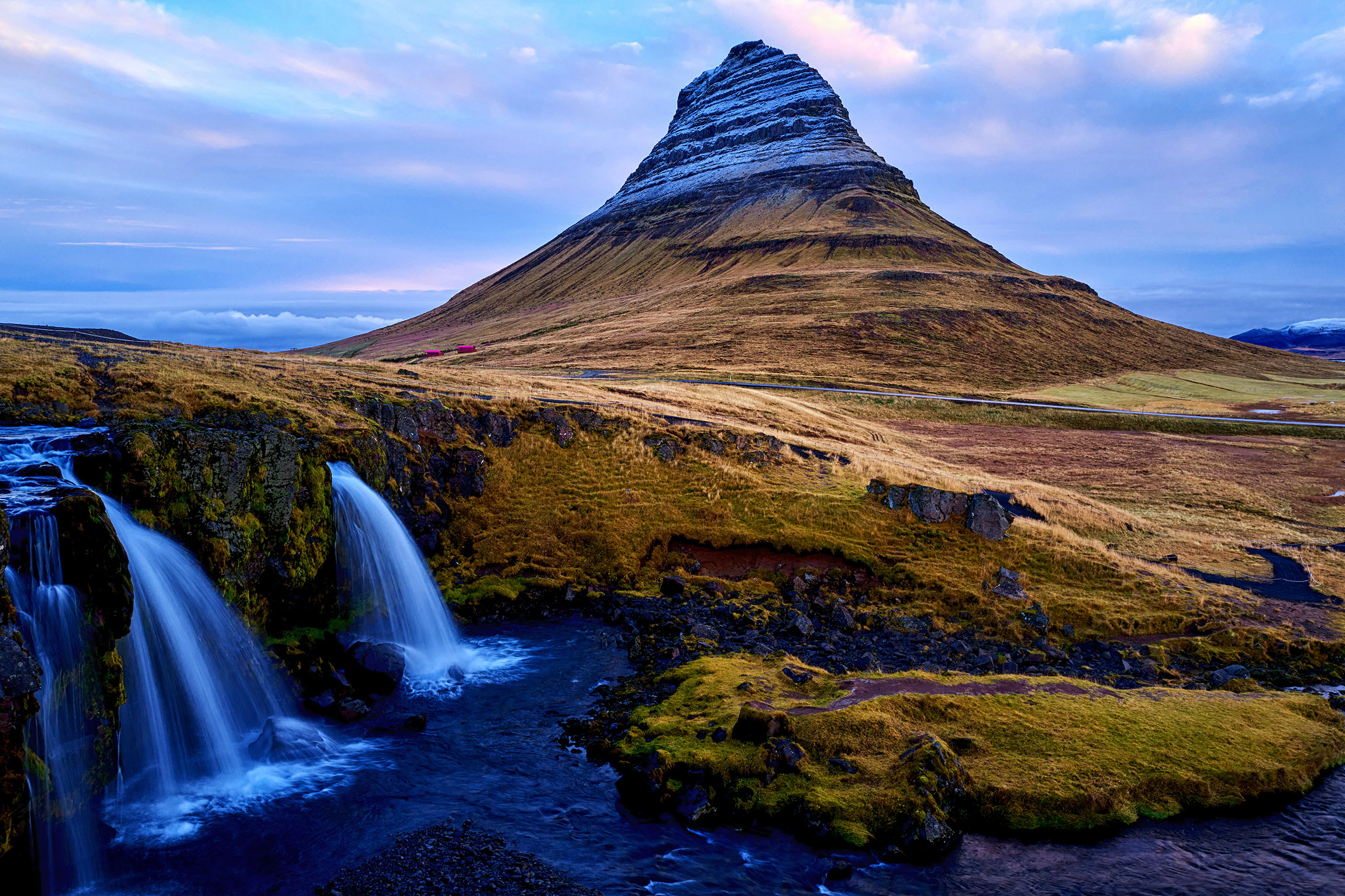 going-to-iceland-kirkjufell-dance-with-light